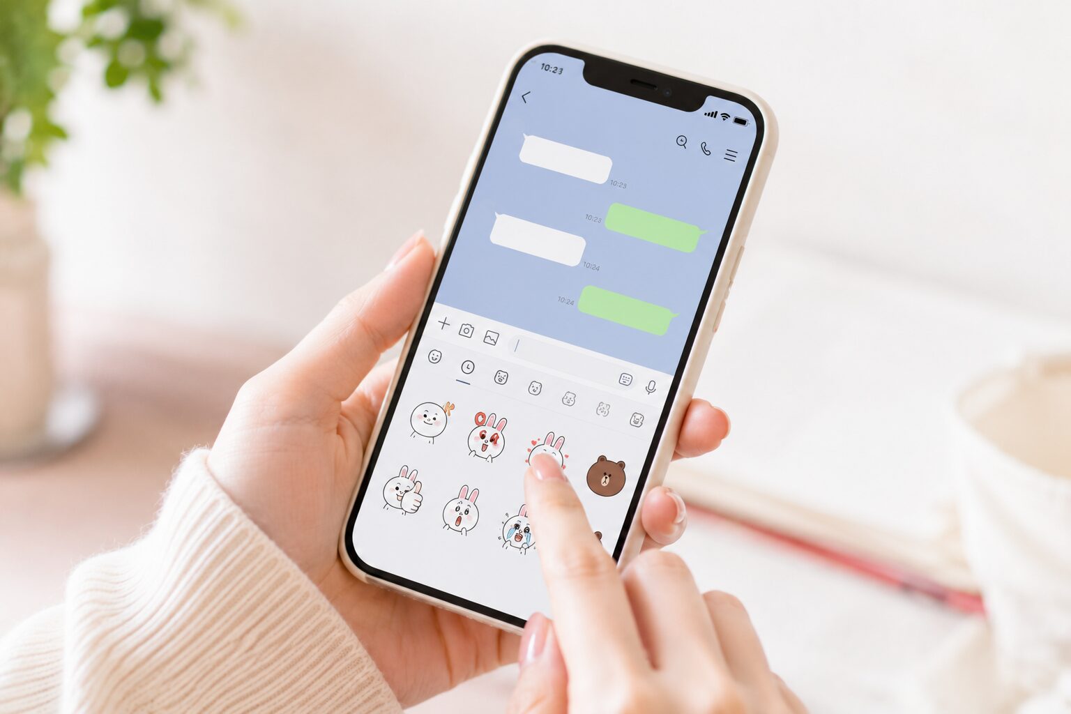 LINEスタンプを選ぶ手元