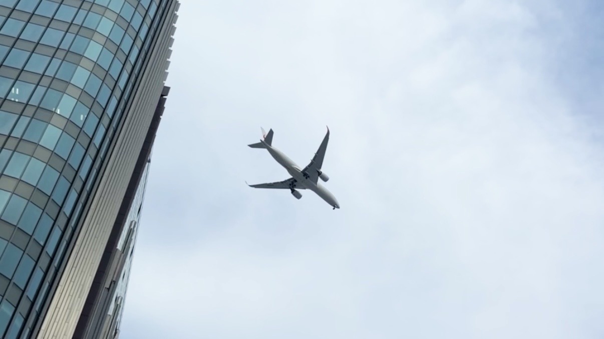 上空を飛ぶ飛行機