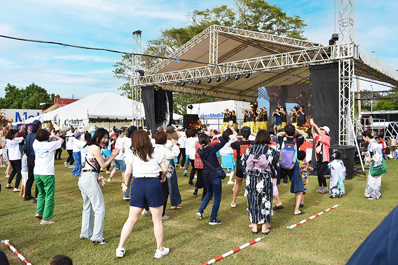 2026グアム日本人会春祭り モユリズムのダンスを一緒に楽しむ様子