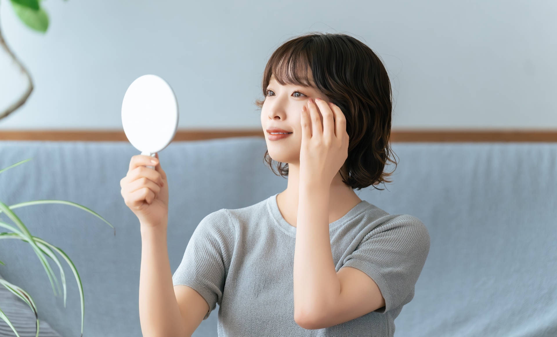33151798_m | GLAM(グラム)|自分らしく生きる女性に、1日1GLAMを。 化粧直し前にも便利!乾燥が気になる部分にひと塗り