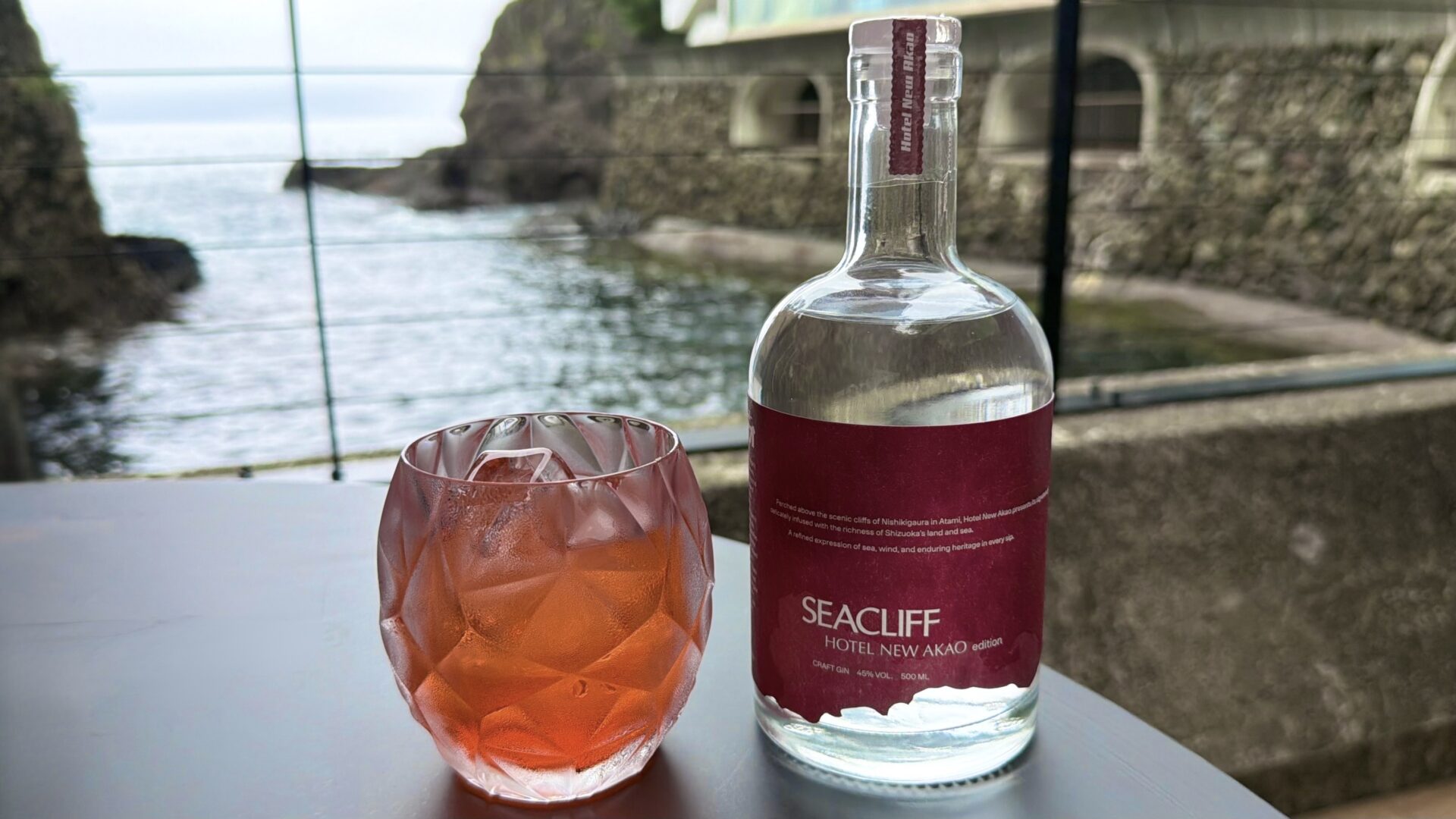 ホテルニューアカオオリジナルのクラフトジン「SEACLIFF HOTEL NEW AKAO EDITION」