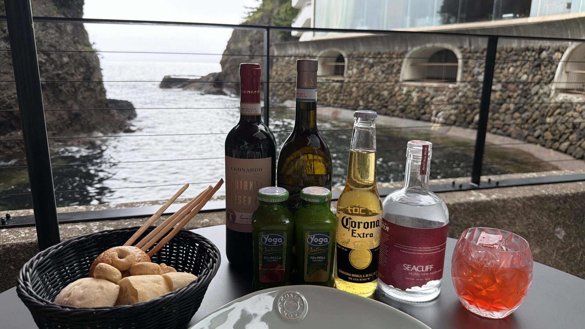 アルコール類やソフトドリンク、パンの入ったかご