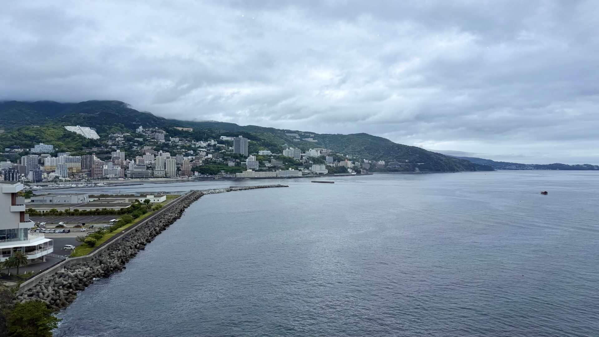 ホテルニューアカオから見える熱海の広大な海と連なる山々の景色