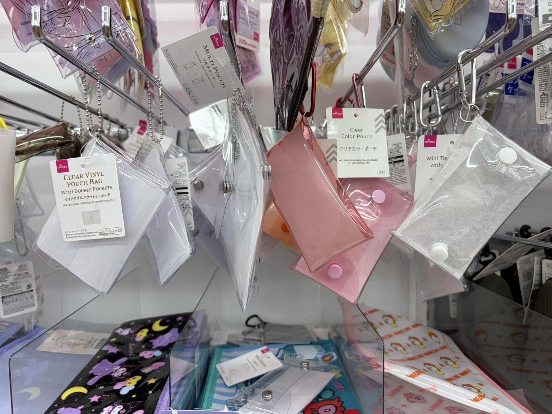 売り場_DAISO3_バッグ装飾雑貨コーナー | GLAM(グラム)|自分らしく生きる女性に、1日1GLAMを。 ダイソー バッグ・装飾雑貨コーナー
