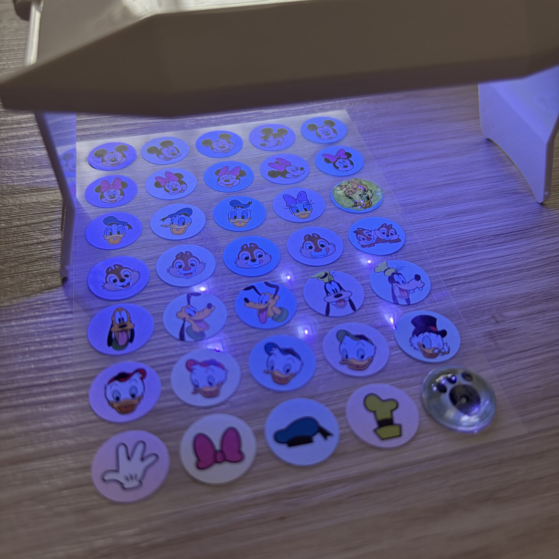 16-5 | GLAM(グラム)|自分らしく生きる女性に、1日1GLAMを。 UV-LEDライトで硬化中