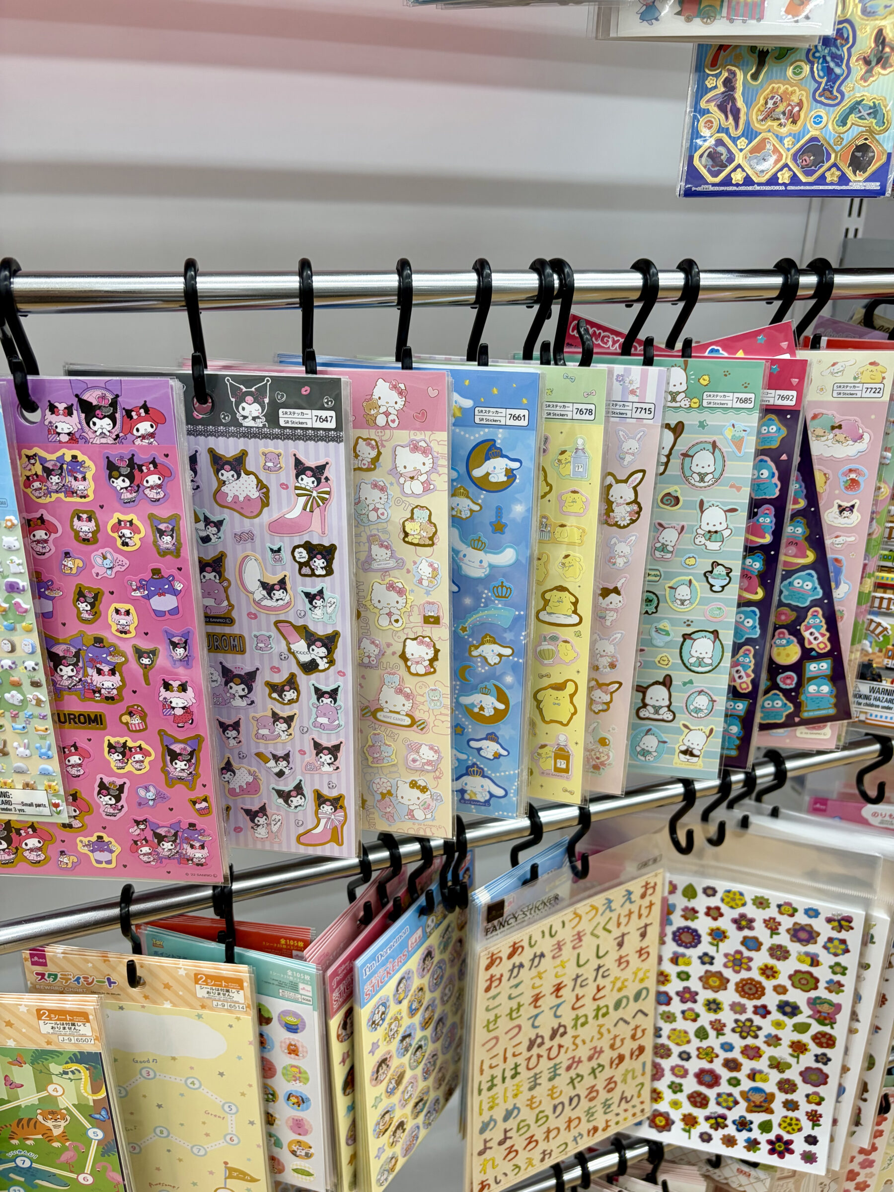 売り場_DAISO6 | GLAM(グラム)|自分らしく生きる女性に、1日1GLAMを。 ダイソー シールコーナー キャラクターシリーズ