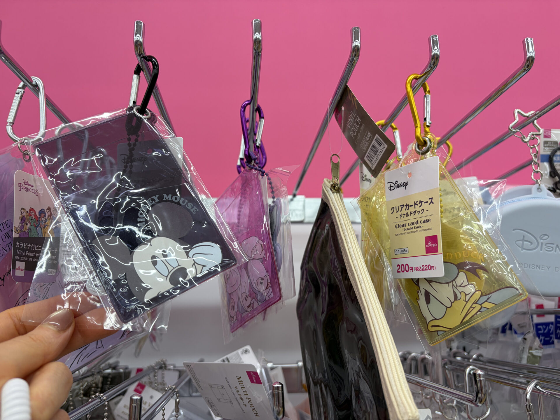 売り場_DAISO4_キャラクターもの | GLAM(グラム)|自分らしく生きる女性に、1日1GLAMを。 ダイソー バッグ・装飾雑貨コーナー