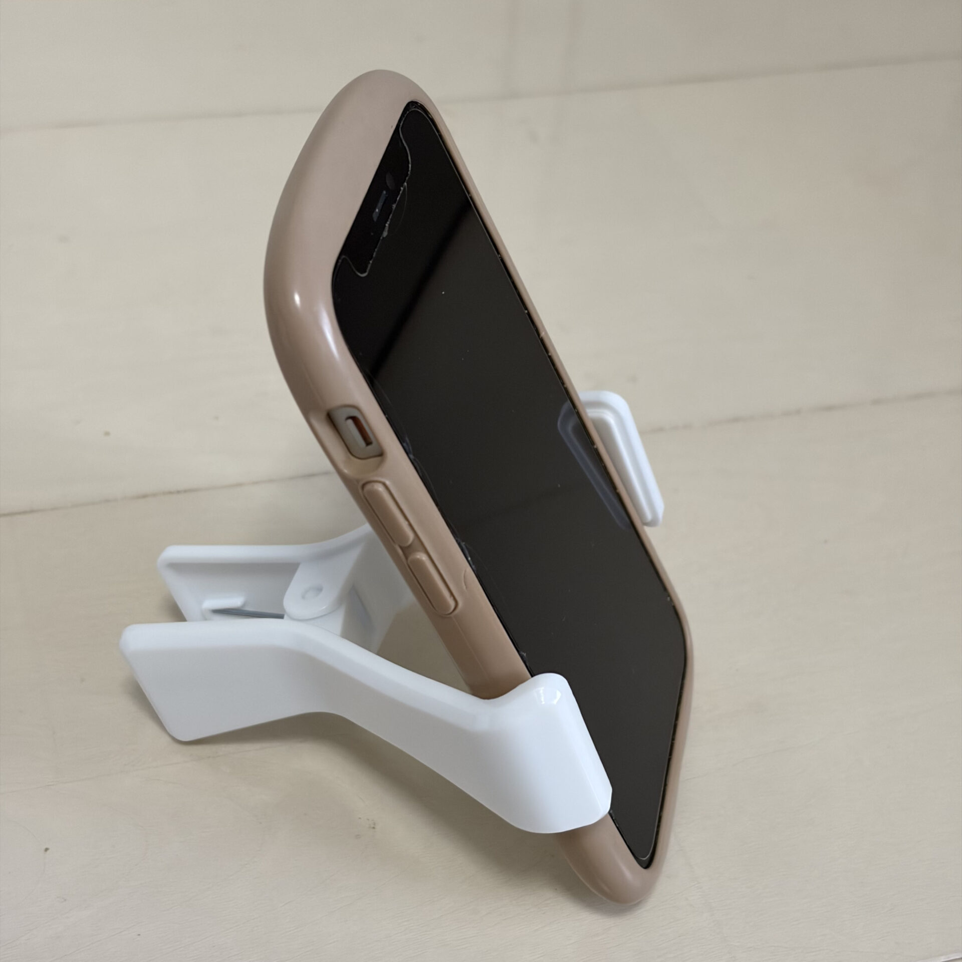 4-4 | GLAM(グラム)|自分らしく生きる女性に、1日1GLAMを。 セリア スマホクリップスタンド 縦向きで使用した状態