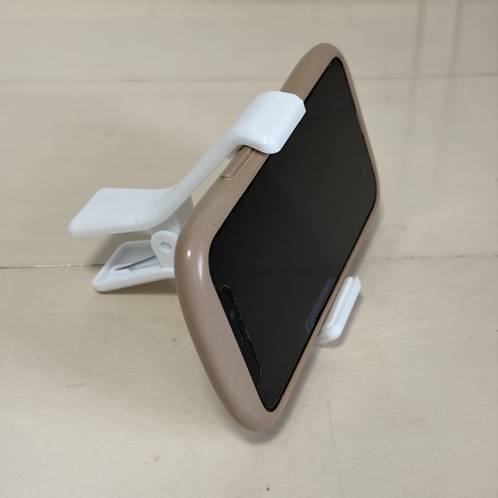 4-5 | GLAM(グラム)|自分らしく生きる女性に、1日1GLAMを。 セリア スマホクリップスタンド 横向きで使用した状態
