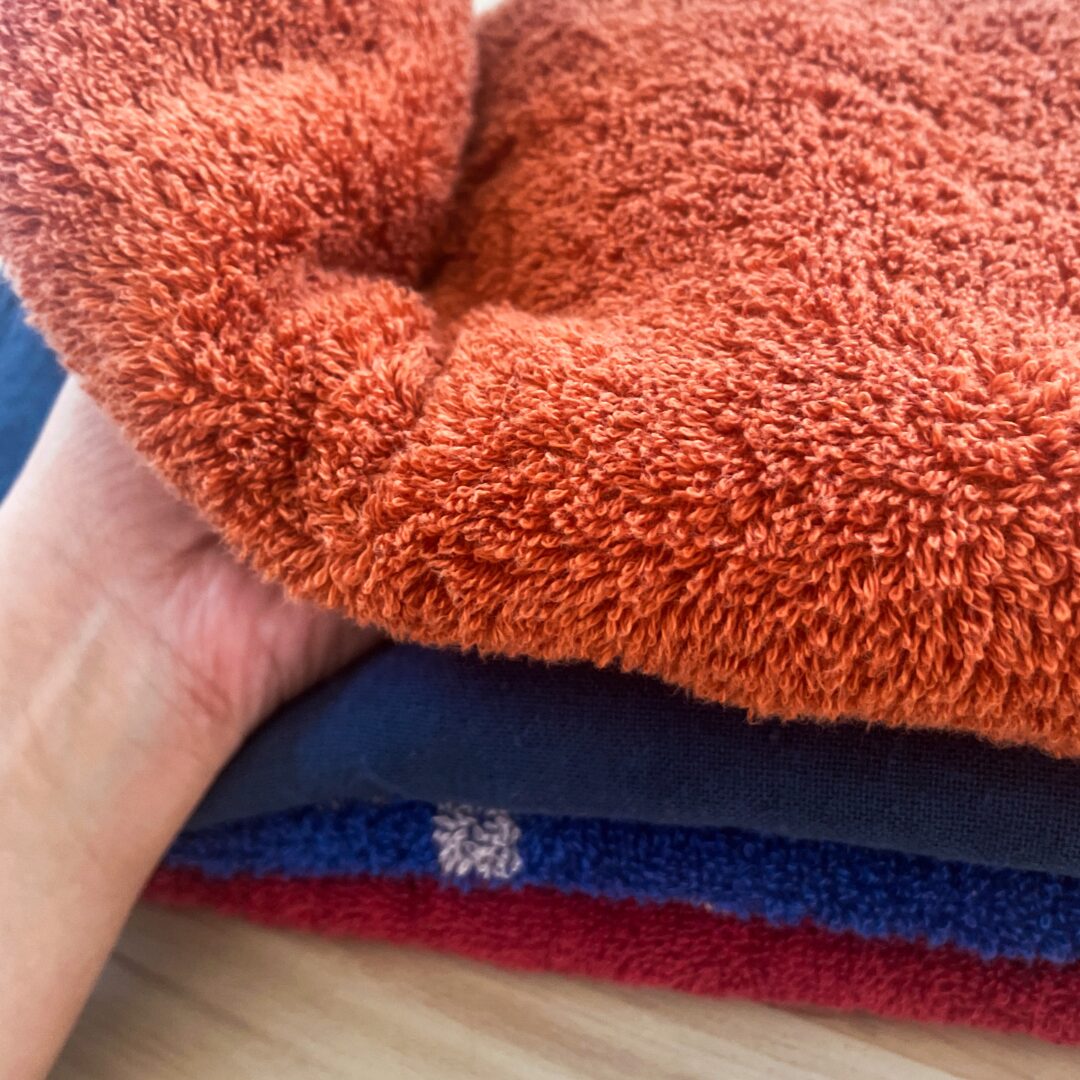 FLUFFY TOWEL やわらかフェイスタオルを軽く握った状態
