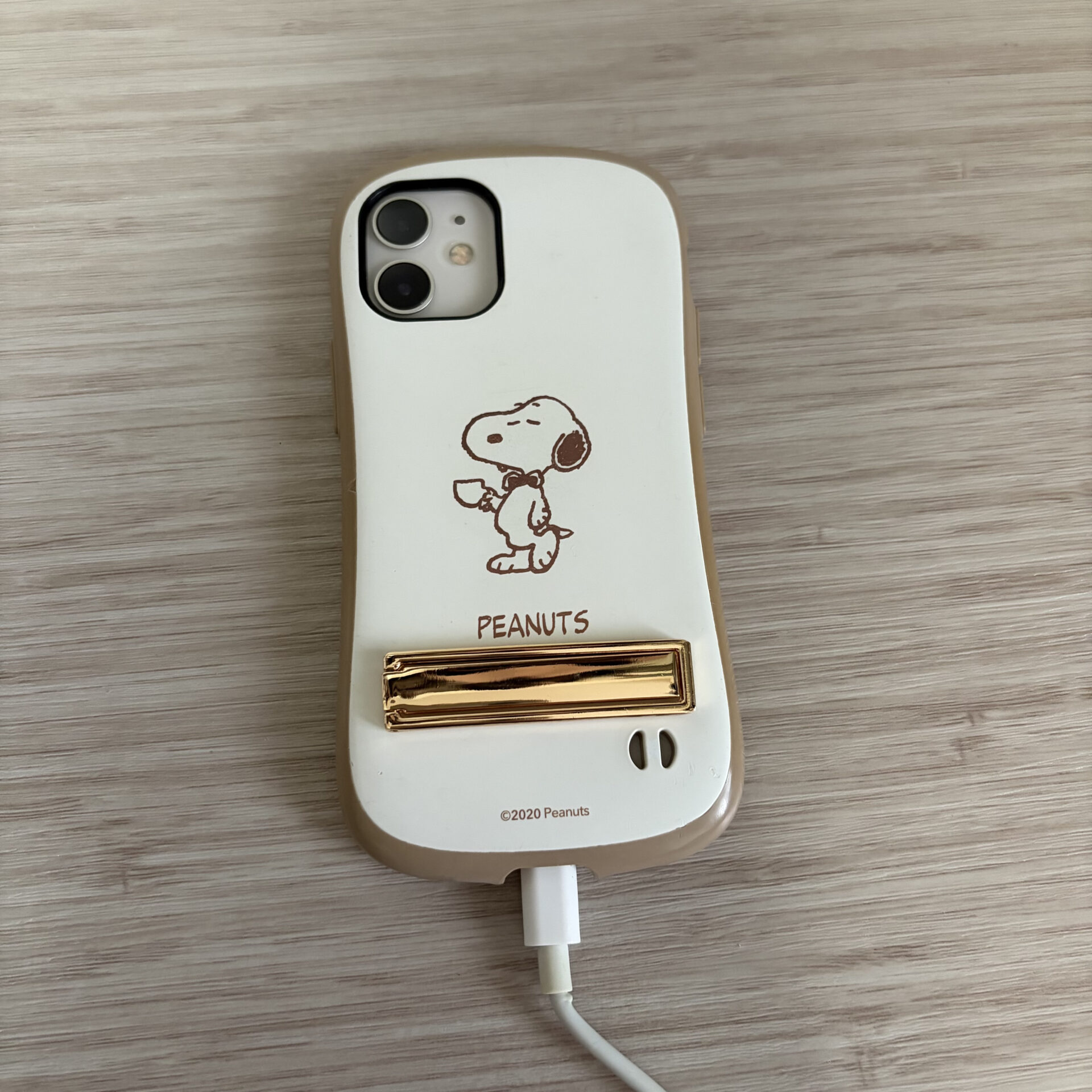 6-6 | GLAM(グラム)|自分らしく生きる女性に、1日1GLAMを。 キャンドゥ スマホスタンド レクタングル 貼るタイプをスマホケースに貼った状態