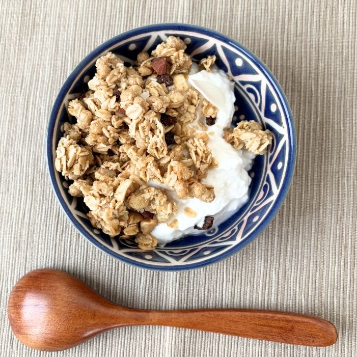 オイコスヨーグルトのプレーン・加糖味は朝食にも合わせやすいシンプルな味わいだった | GLAM(グラム)|自分らしく生きる女性に、1日1GLAMを。 オイコスにグラノーラとはちみつを合わせた朝食アレンジ