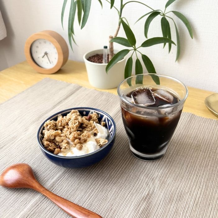 オイコスヨーグルトのプレーン・加糖味は朝食にも合わせやすいシンプルな味わいだった | GLAM(グラム)|自分らしく生きる女性に、1日1GLAMを。 オイコス プレーン・加糖を開封した様子