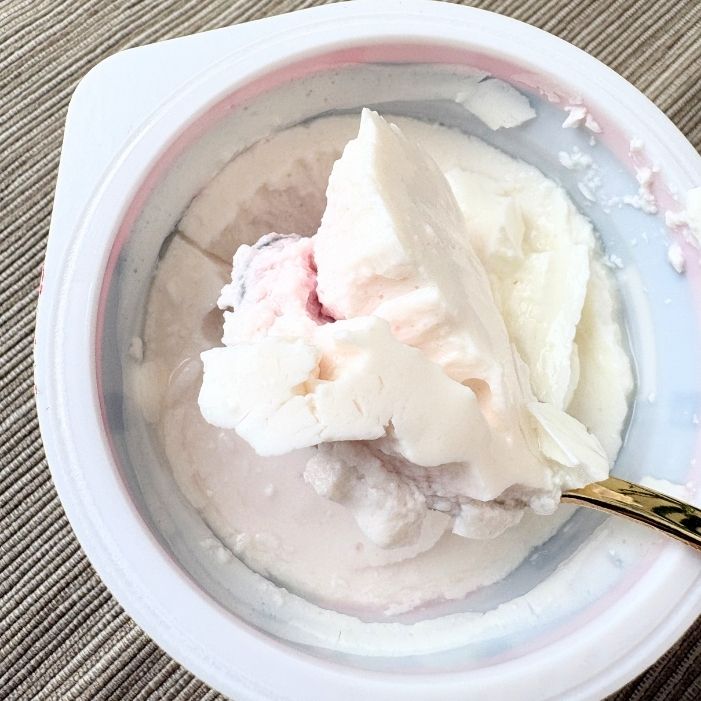 オイコスヨーグルトのストロベリーは甘酸っぱくご褒美感のある味! | GLAM(グラム)|自分らしく生きる女性に、1日1GLAMを。 オイコス ストロベリーの果肉入りソース