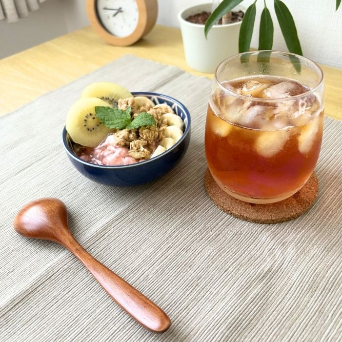 オイコスヨーグルトのストロベリーは甘酸っぱくご褒美感のある味! | GLAM(グラム)|自分らしく生きる女性に、1日1GLAMを。 オイコス ストロベリーを開封した様子
