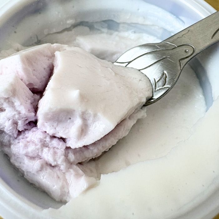 オイコスヨーグルトのブルーベリー味はほどよい甘さで飽きずに食べやすい | GLAM(グラム)|自分らしく生きる女性に、1日1GLAMを。 オイコス ブルーベリーのソースとヨーグルト