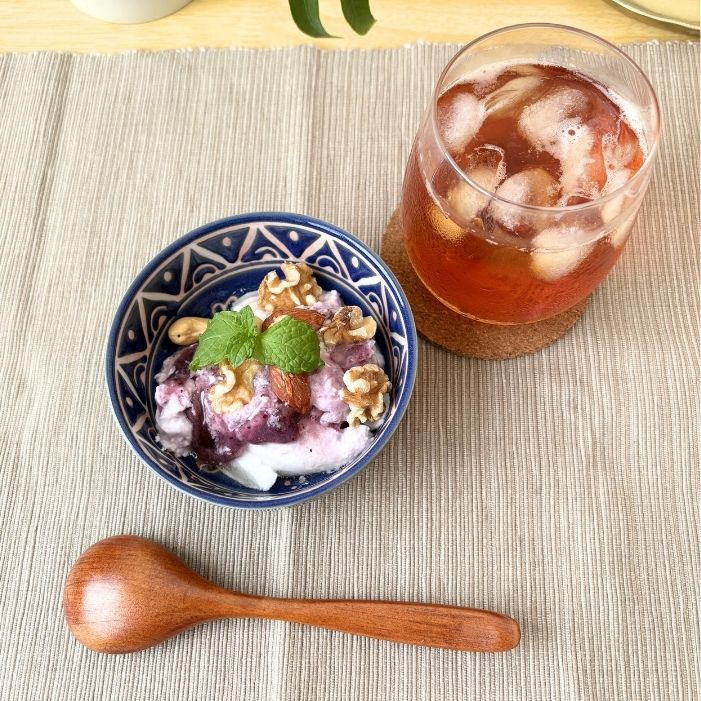 オイコスヨーグルトのブルーベリー味はほどよい甘さで飽きずに食べやすい | GLAM(グラム)|自分らしく生きる女性に、1日1GLAMを。 オイコス ブルーベリーを開封した様子