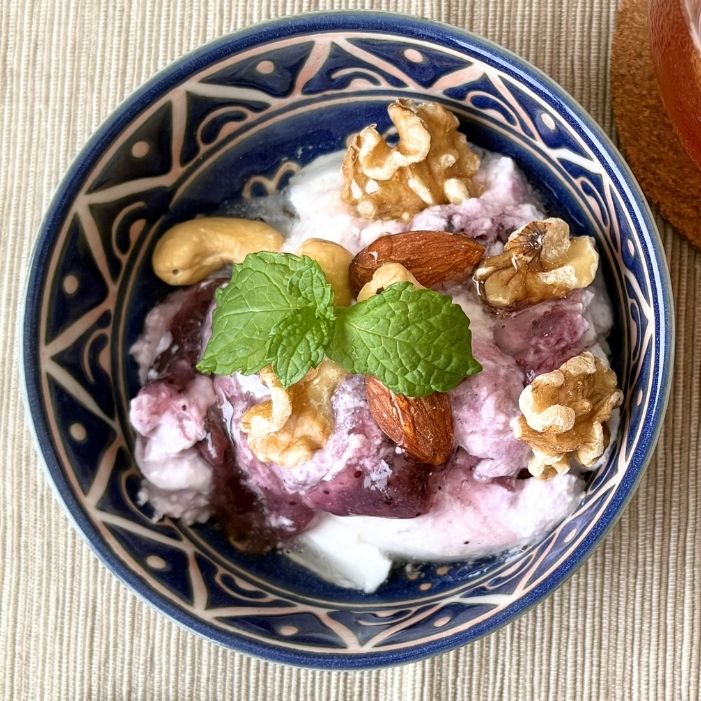 オイコスヨーグルトのブルーベリー味はほどよい甘さで飽きずに食べやすい | GLAM(グラム)|自分らしく生きる女性に、1日1GLAMを。 オイコス ブルーベリーにナッツとはちみつを合わせた朝食アレンジ