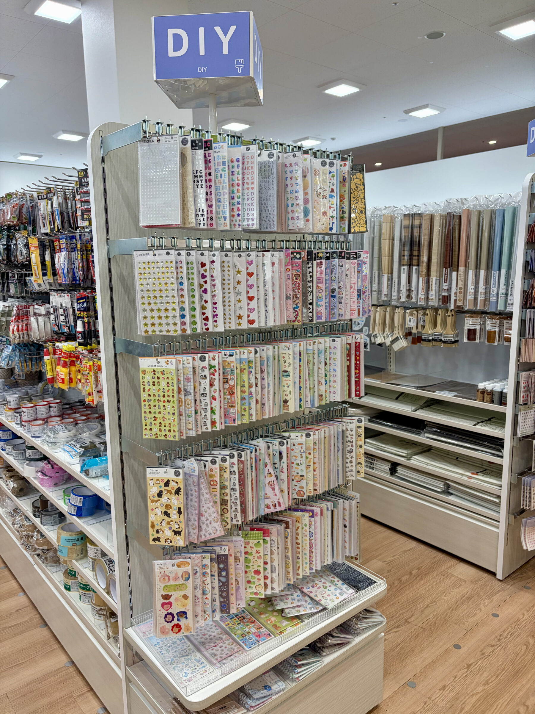 売り場_Seria9_文具 | GLAM(グラム)|自分らしく生きる女性に、1日1GLAMを。 セリア 文具コーナー