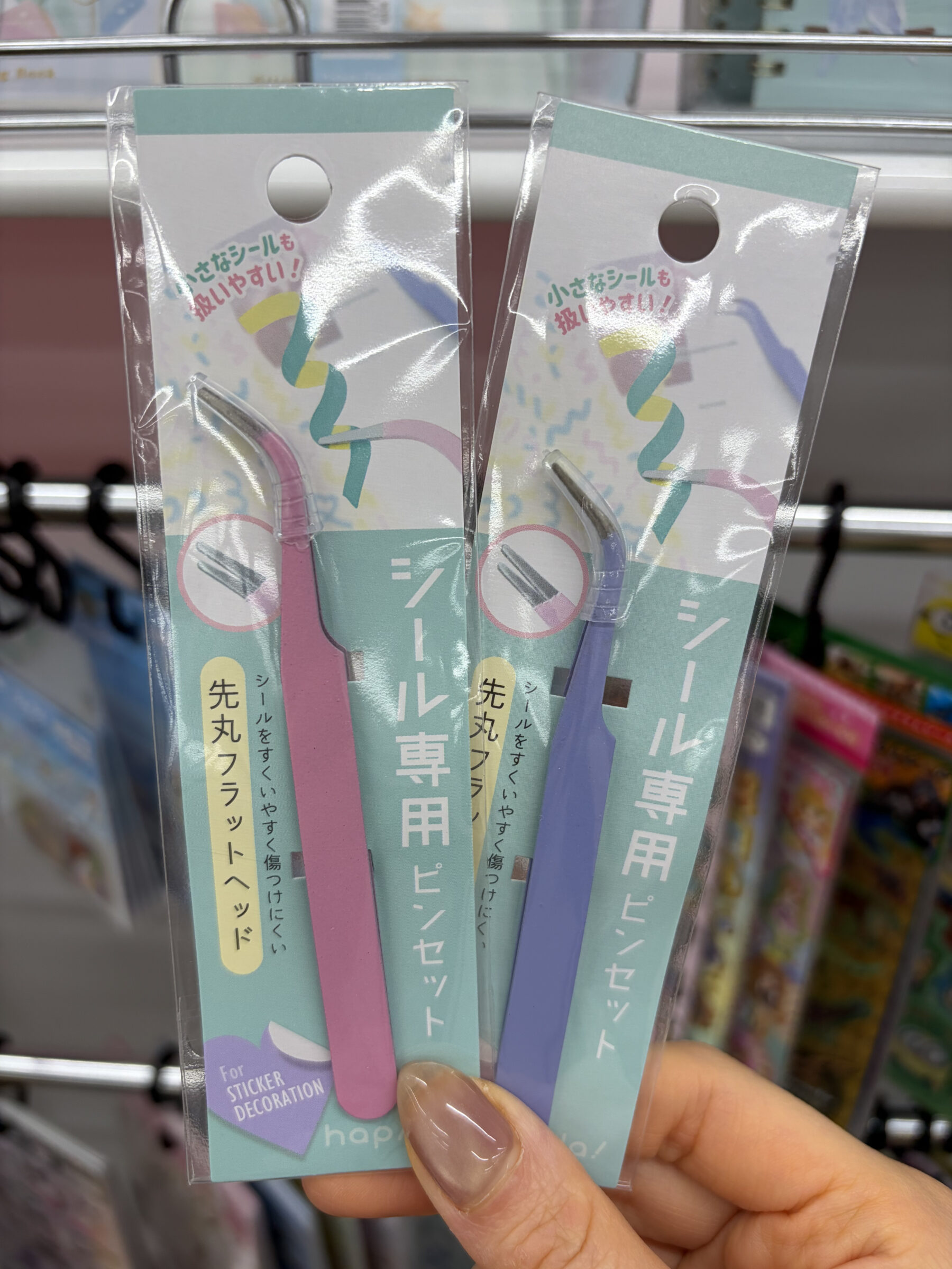 売り場_DAISO3_シール専用ピンセット | GLAM(グラム)|自分らしく生きる女性に、1日1GLAMを。 ダイソー シールコーナー シール専用ピンセット