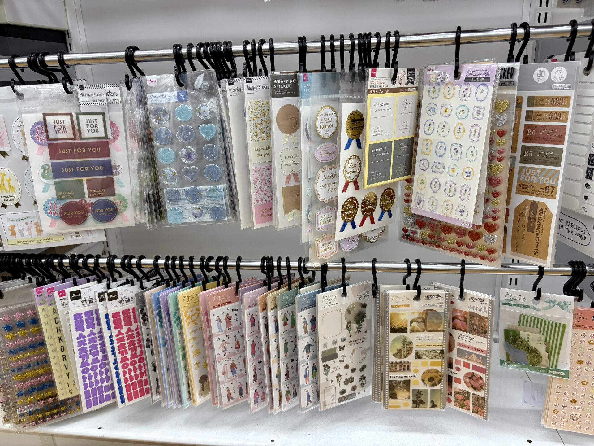 売り場_DAISO4 | GLAM(グラム)|自分らしく生きる女性に、1日1GLAMを。 ダイソー シールコーナー