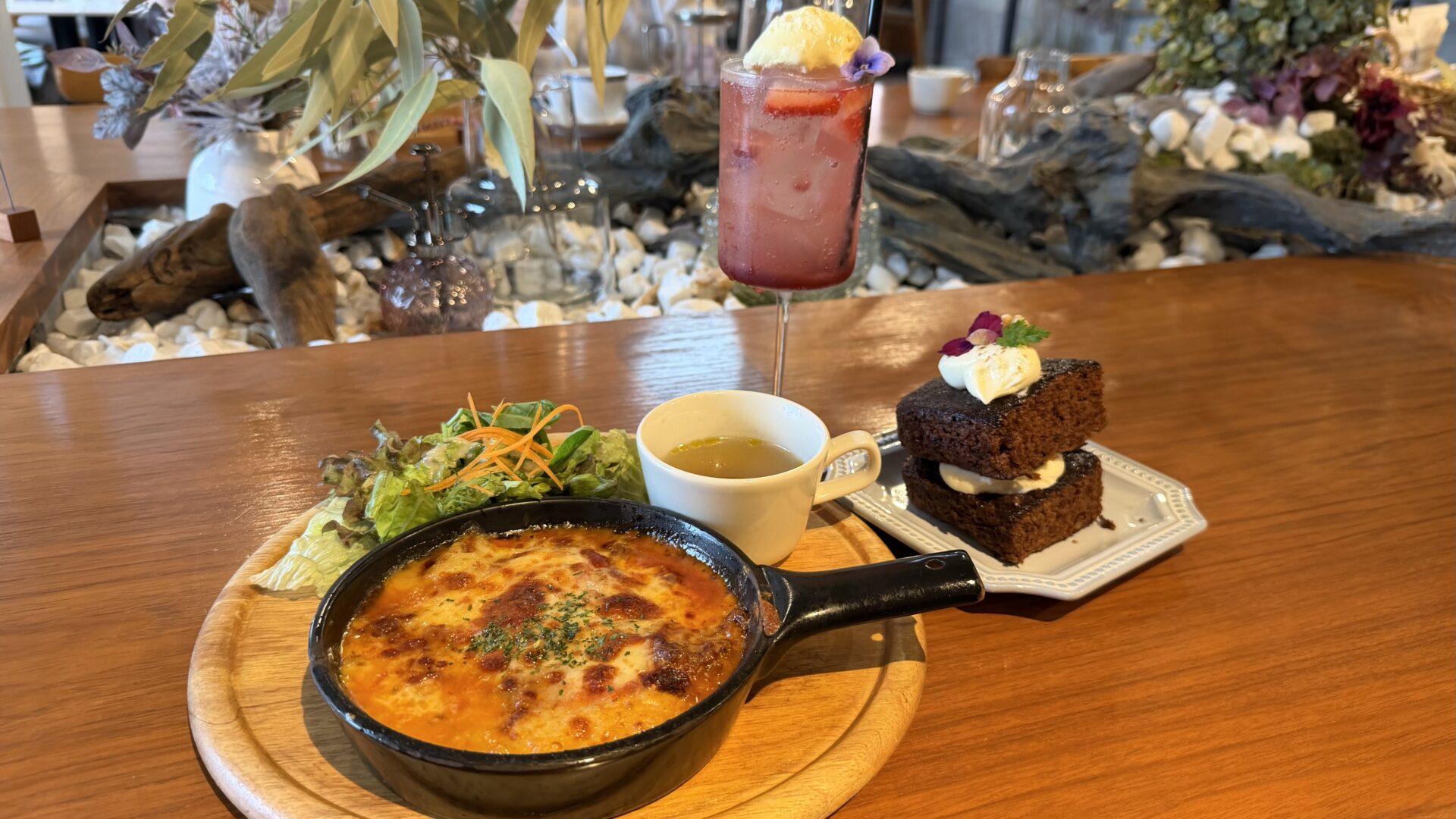 IMG_5427 | GLAM(グラム)|自分らしく生きる女性に、1日1GLAMを。 花Lab.Nocturne 横浜元町店の自家製ミートソースとじゃがいものラザニア、エルダーストロベリーのクリームソーダ、キャロットケーキ、セットドリンク