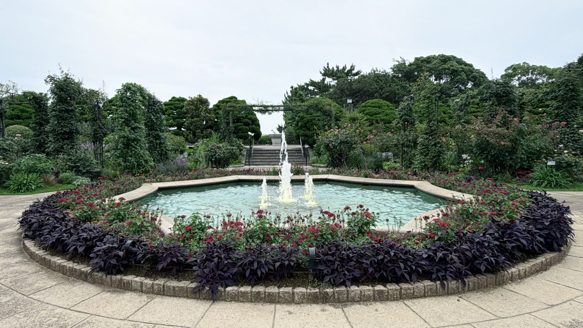 IMG_5634 | GLAM(グラム)|自分らしく生きる女性に、1日1GLAMを。 港の見える丘公園にある噴水のある広場