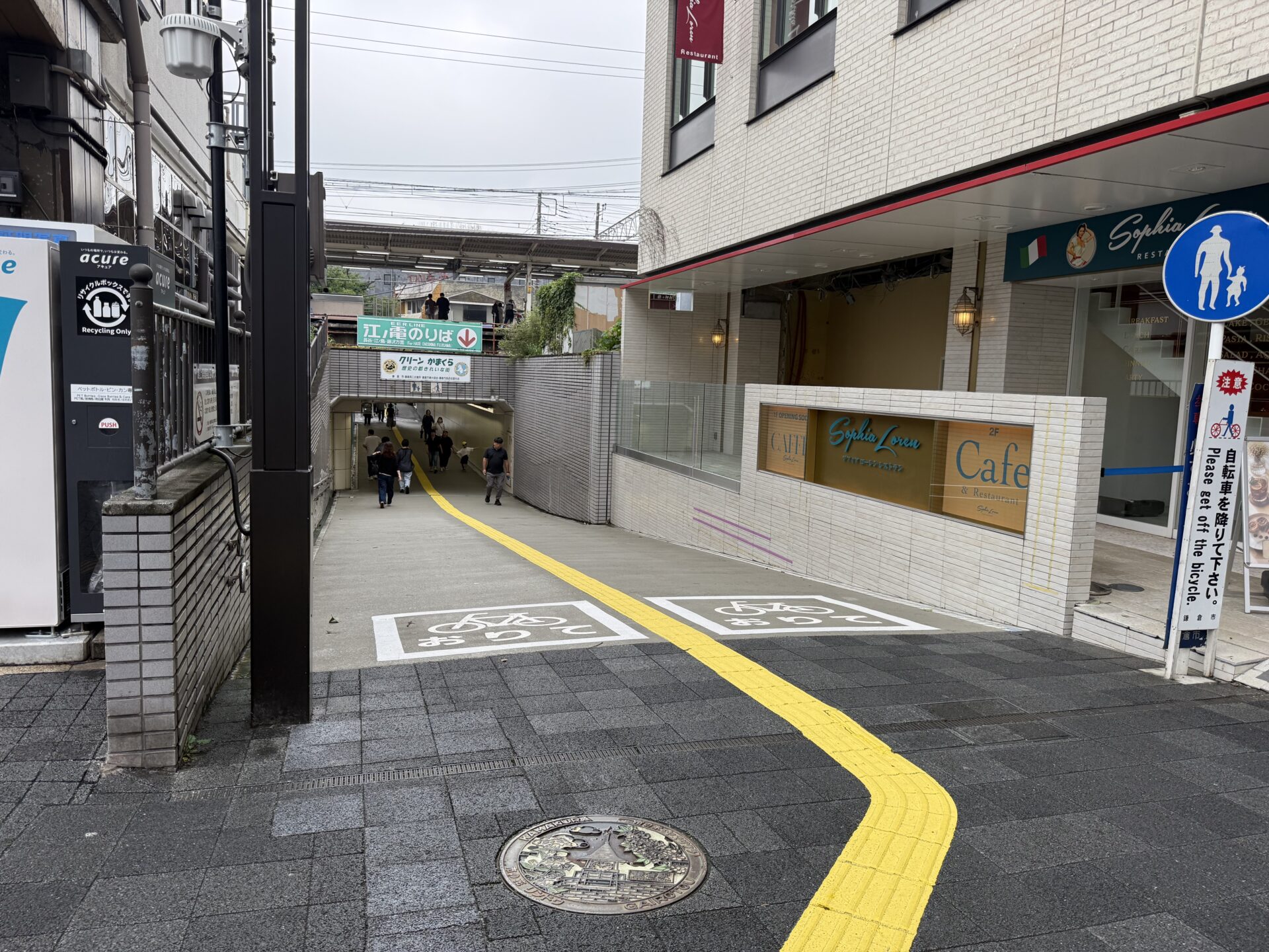 鎌倉駅東口から御成通りに抜ける道