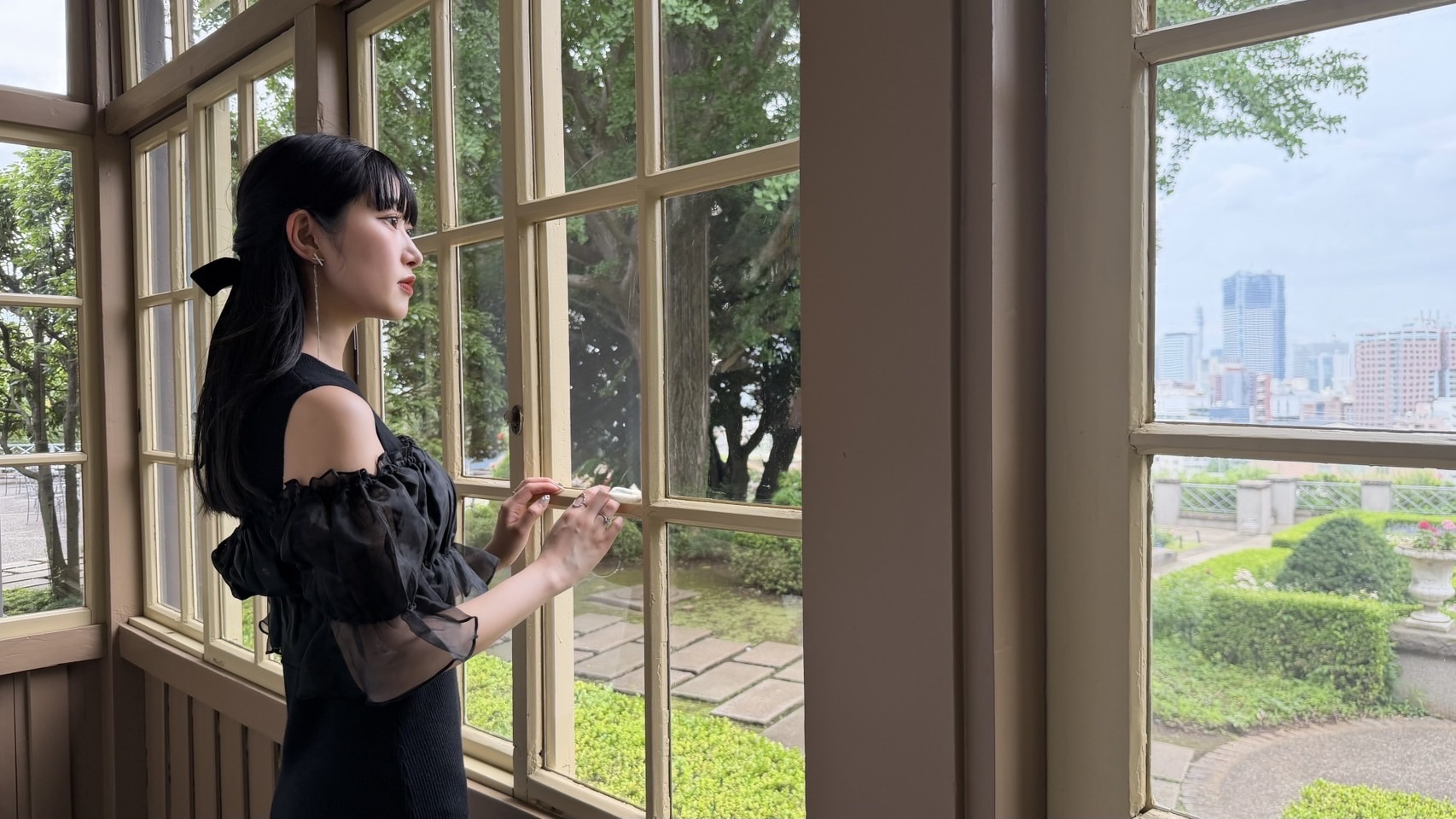 IMG_6059 | GLAM(グラム)|自分らしく生きる女性に、1日1GLAMを。 外交官の家の館内の様子と一人の女性
