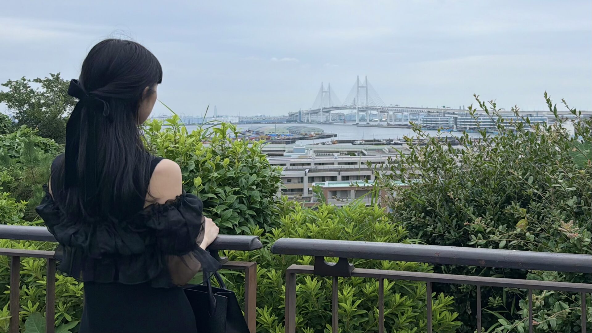 IMG_6395 | GLAM(グラム)|自分らしく生きる女性に、1日1GLAMを。 港の見える丘公園にある展望台とそこから景色を眺める一人の女性