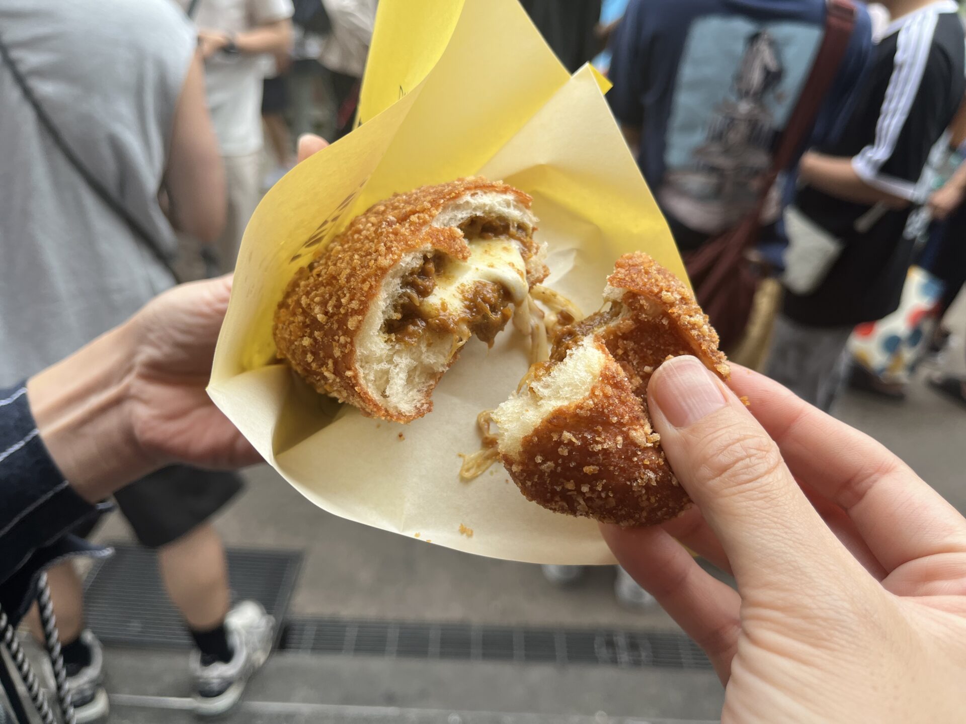 小町通りで人気のGiraffaのチーズカレーパン