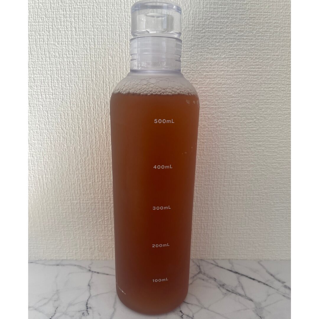 ドリンクボトルに麦茶を入れた状態