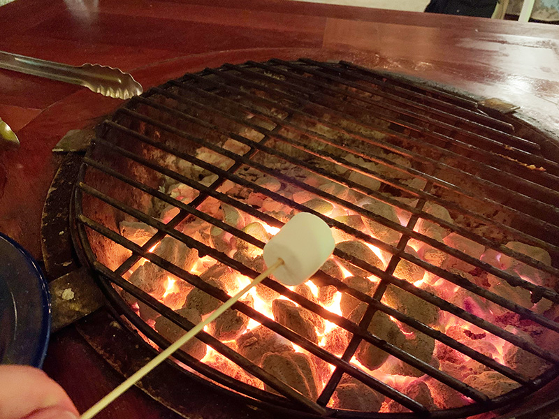 サンセットビーチBBQの焼きマシュマロ