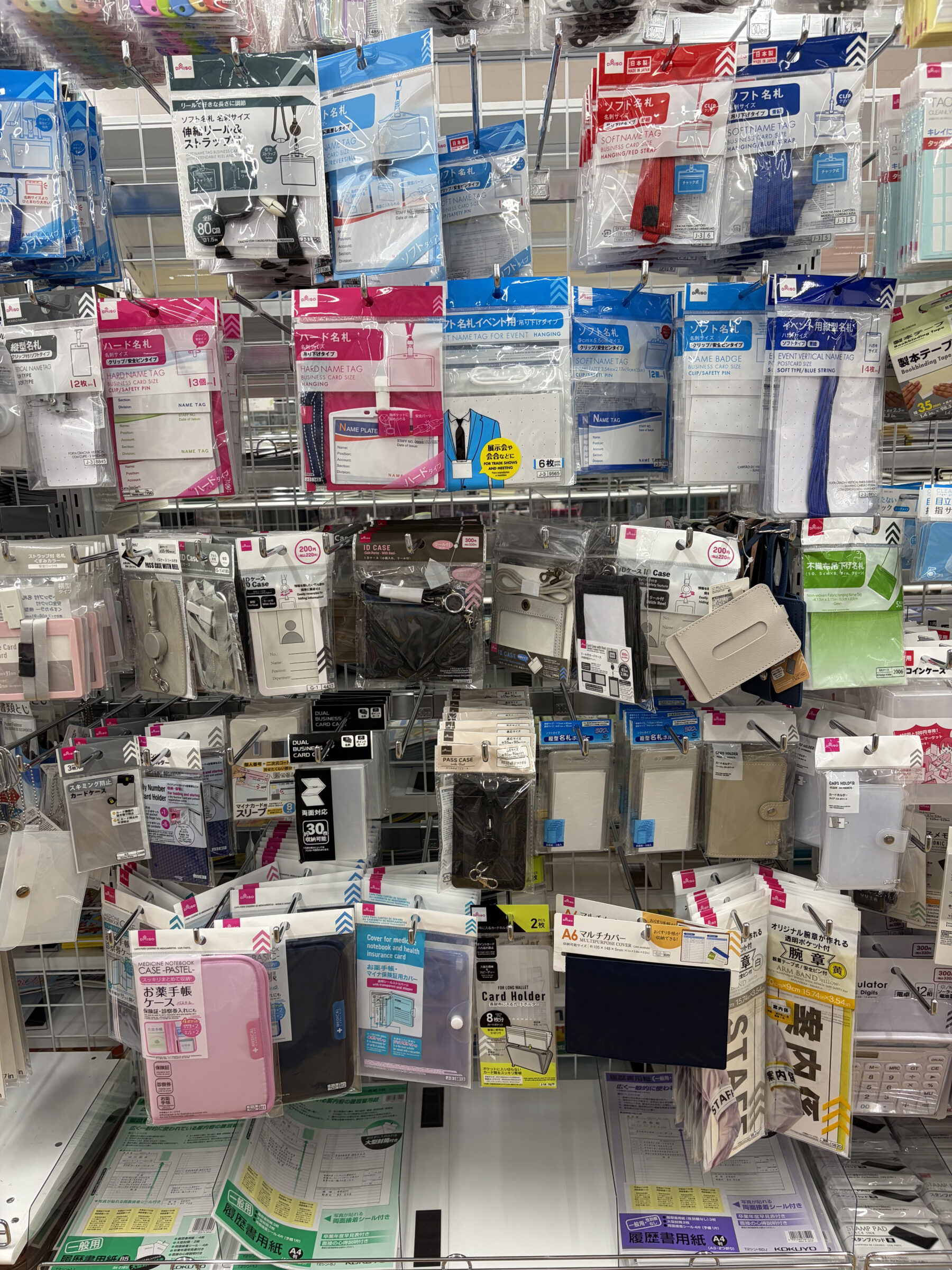 売り場_DAISO1_文具 | GLAM(グラム)|自分らしく生きる女性に、1日1GLAMを。 ダイソー 文具コーナー
