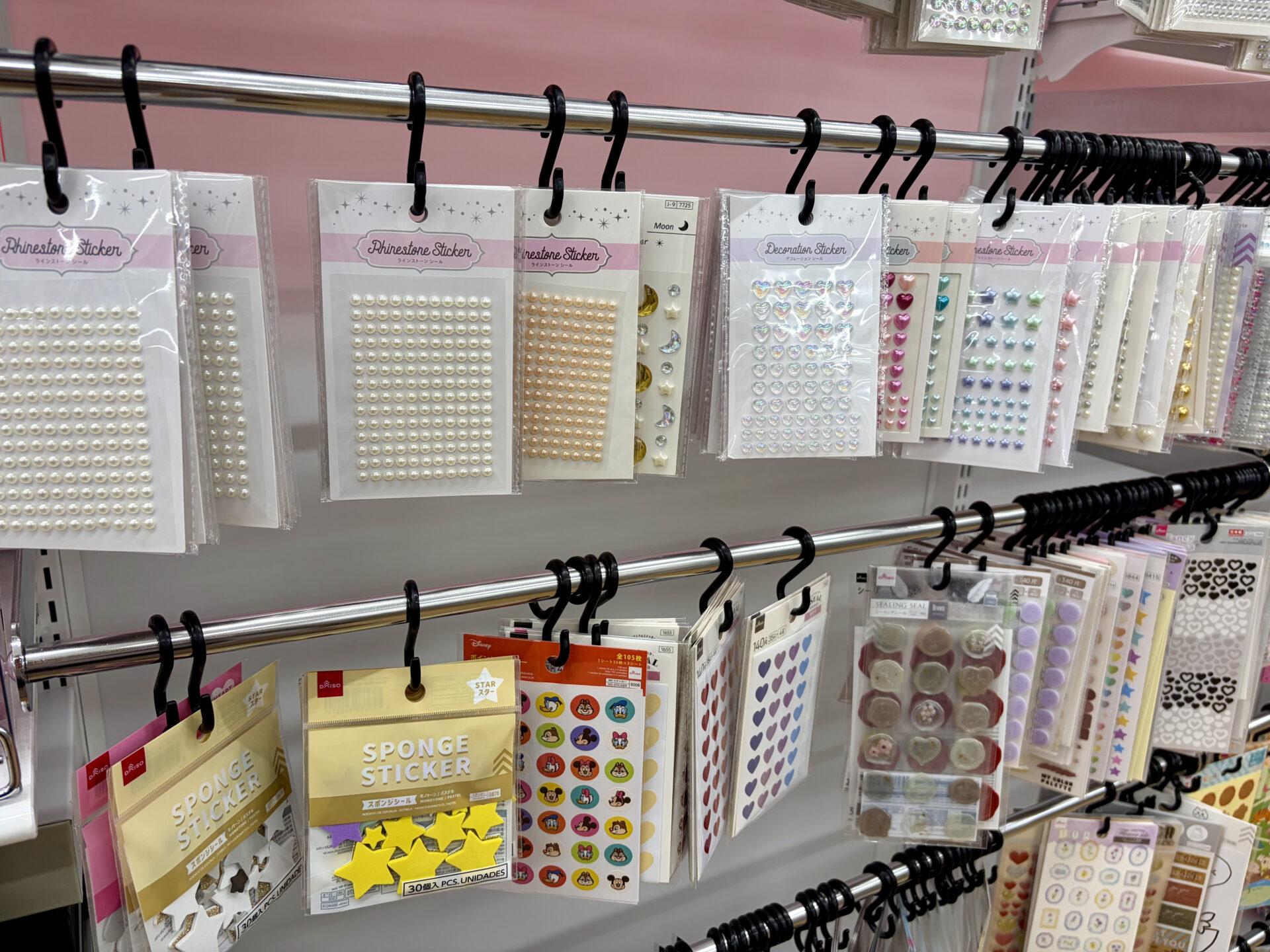 売り場_DAISO3 | GLAM(グラム)|自分らしく生きる女性に、1日1GLAMを。 ダイソー シールコーナー