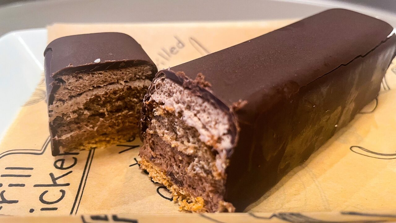 ご褒美スティックケーキ　パリっとふわとろショコラをカットした状態