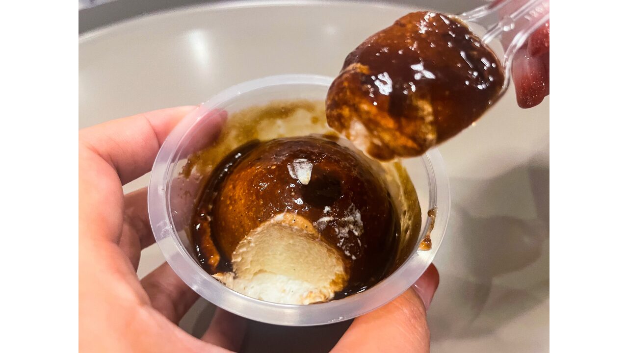 バニラムースをのせたコーヒーゼリーを実食